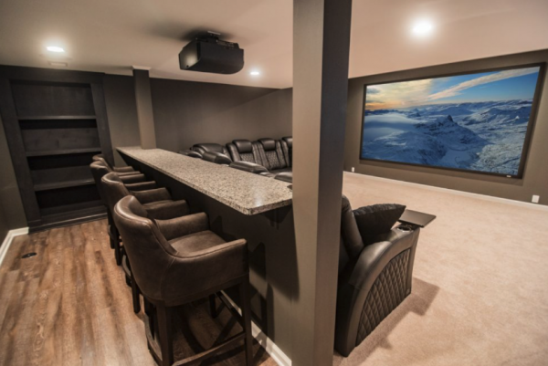 Ruang bawah tanah sebagai home theater dan area hiburan